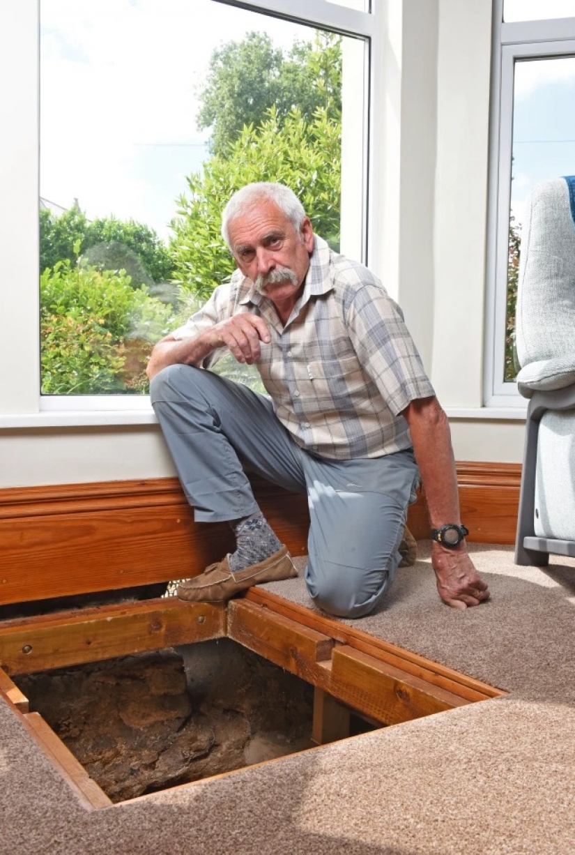 El abuelo encontró un viejo pozo en casa, de donde sacó una espada de 500 años y otros hallazgos