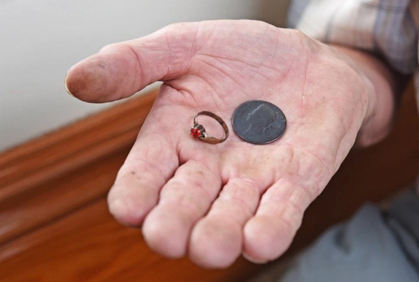 El abuelo encontró un viejo pozo en casa, de donde sacó una espada de 500 años y otros hallazgos