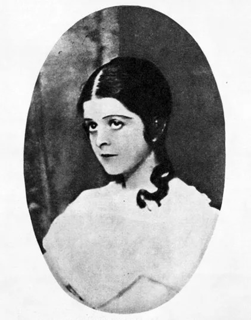 "El amor en forma femenina" por Marina Tsvetaeva. ¿Qué tipo de relación tenía el poeta con la actriz Sophia Golliday? "El amor en forma femenina" por Marina Tsvetaeva. ¿Qué tipo de relación tenía el poeta con la actriz Sophia Golliday?