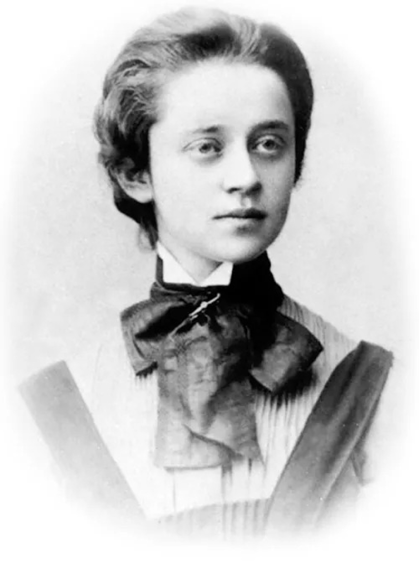 "El amor en forma femenina" por Marina Tsvetaeva. ¿Qué tipo de relación tenía el poeta con la actriz Sophia Golliday? "El amor en forma femenina" por Marina Tsvetaeva. ¿Qué tipo de relación tenía el poeta con la actriz Sophia Golliday?