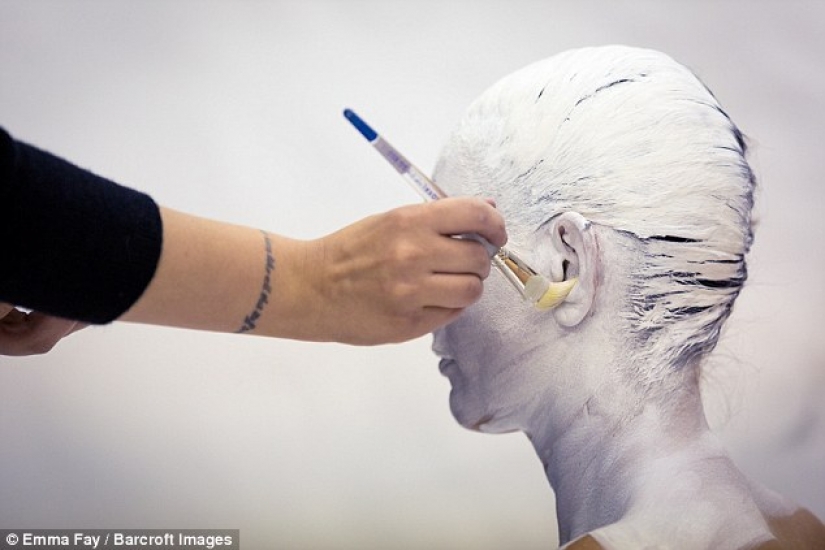 El artista convierte cuerpos desnudos en ilusiones ópticas con animales salvajes El artista convierte cuerpos desnudos en ilusiones ópticas con animales salvajes