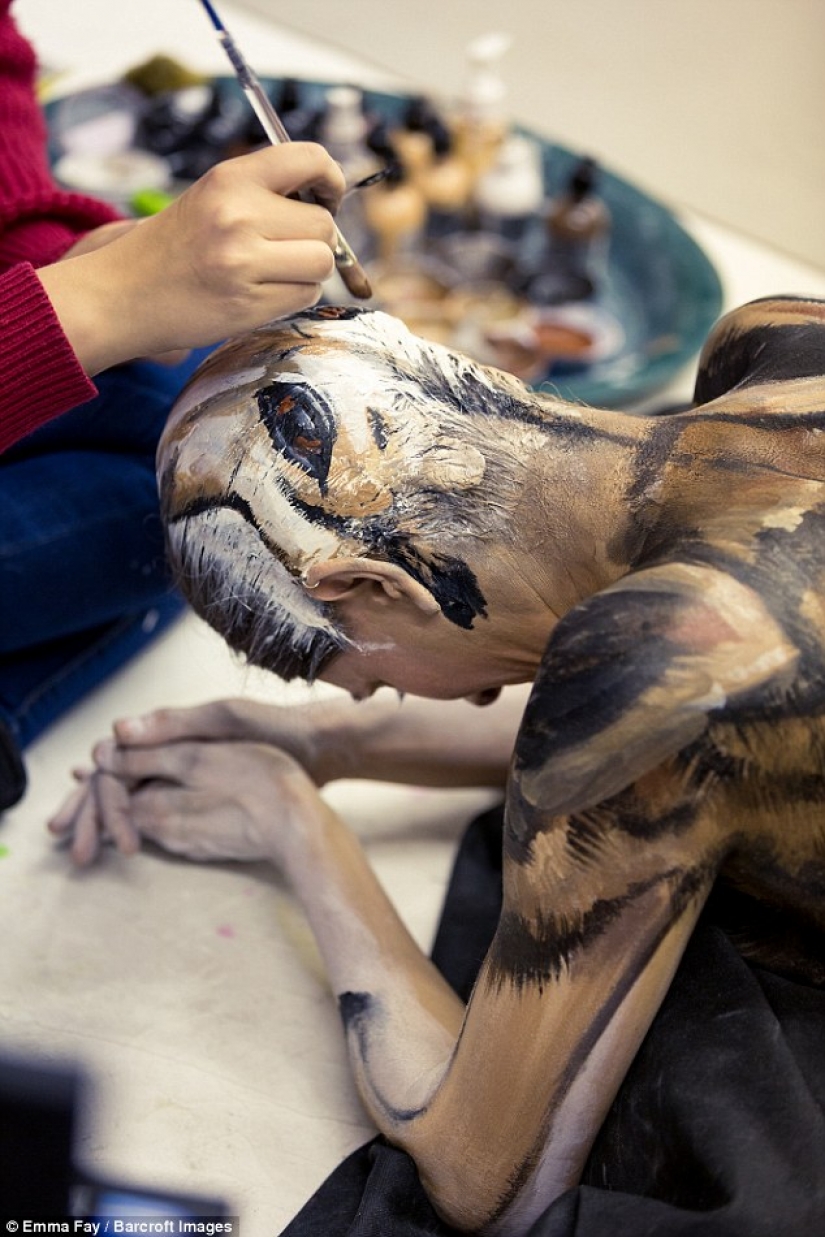 El artista convierte cuerpos desnudos en ilusiones ópticas con animales salvajes El artista convierte cuerpos desnudos en ilusiones ópticas con animales salvajes