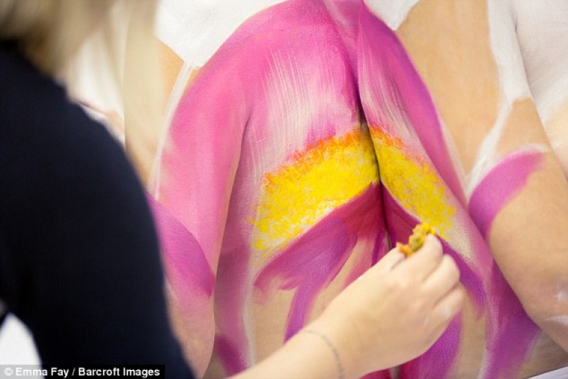 El artista convierte cuerpos desnudos en ilusiones ópticas con animales salvajes El artista convierte cuerpos desnudos en ilusiones ópticas con animales salvajes