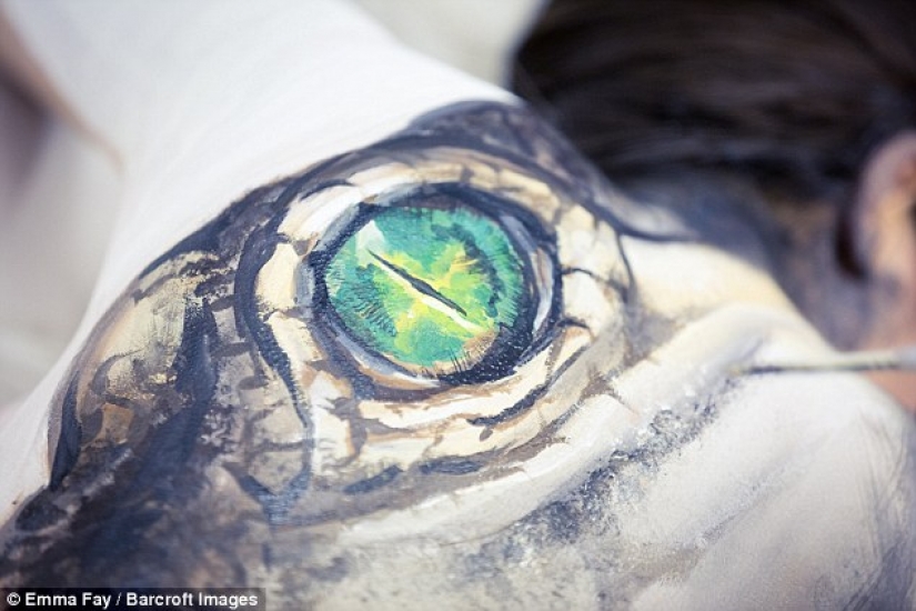 El artista convierte cuerpos desnudos en ilusiones ópticas con animales salvajes El artista convierte cuerpos desnudos en ilusiones ópticas con animales salvajes