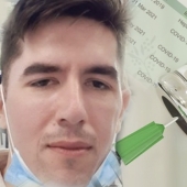 El australiano realizó 4 vacunas diferentes de COVID-19. Por si acaso