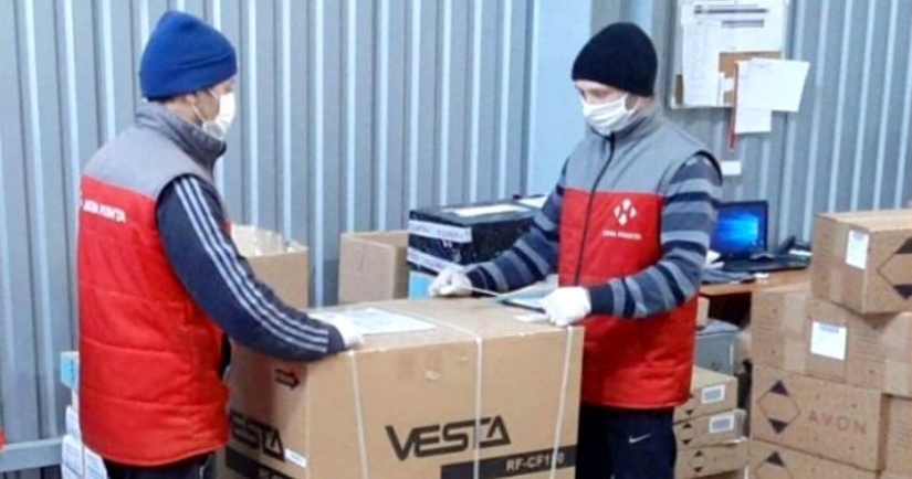 El bloguero ucraniano fue enviado a través del país en un paquete. En el camino, durmió y filmó videos