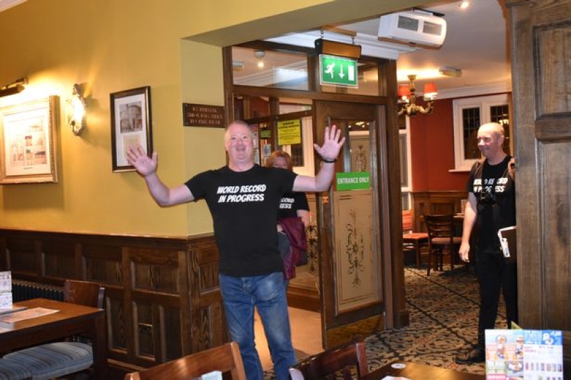 El británico fue a los pubs por un día para entrar en el Libro Guinness de los Récords El británico fue a los pubs por un día para entrar en el Libro Guinness de los Récords