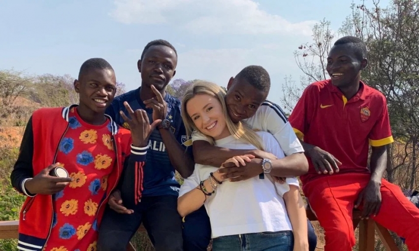 El corazón de la madre: cómo una mujer británica de 26 años adoptó a 14 huérfanos africanos