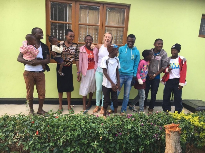 El corazón de la madre: cómo una mujer británica de 26 años adoptó a 14 huérfanos africanos