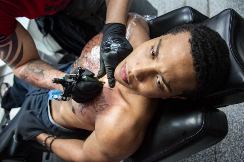 El dolor y la serenidad del proceso de tatuaje en las fotos de Ann Baloch Laver