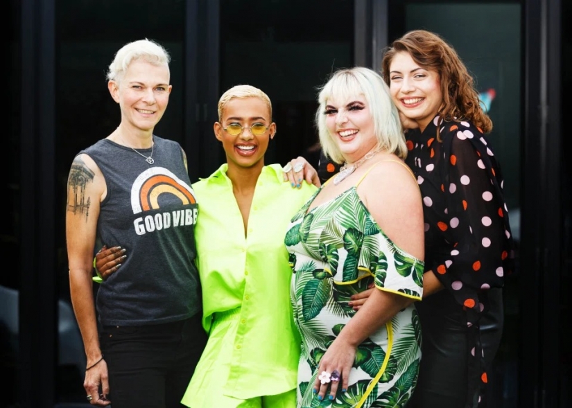 El equipo " L " se apresura al rescate: cómo un grupo de lesbianas ayuda a mejorar la vida íntima de las parejas comunes