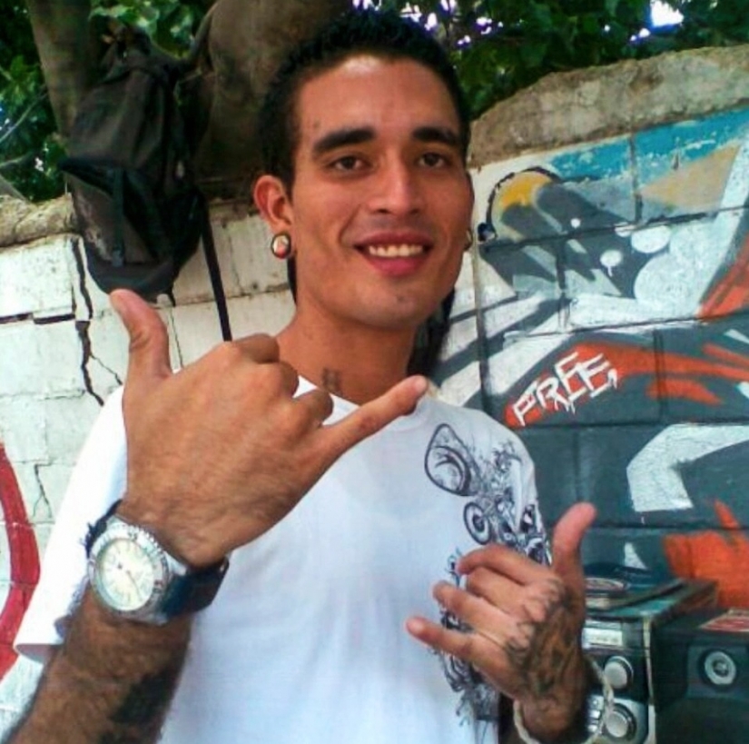 El español se cortó la nariz e hizo cuernos para parecerse al Cráneo Rojo de "Los Vengadores"