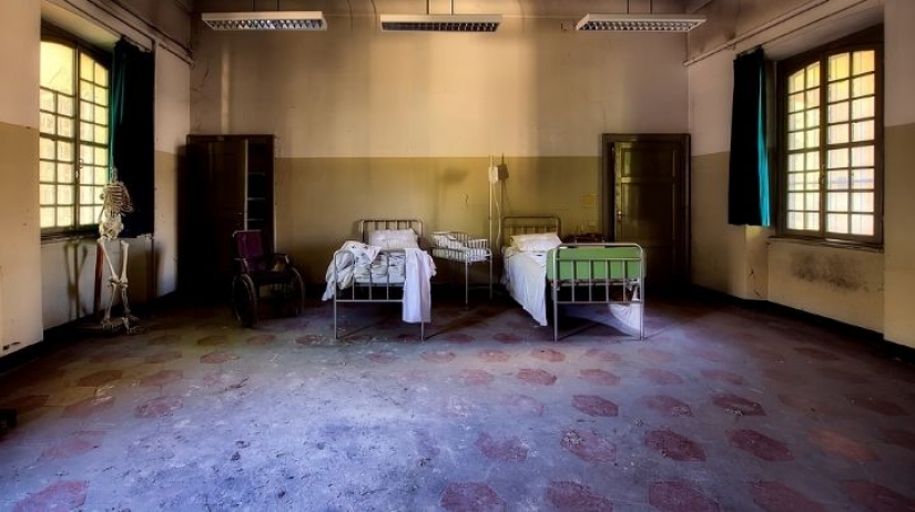 El estadounidense estuvo detenido durante 2,5 años en una clínica psiquiátrica, confundiéndolo con otro