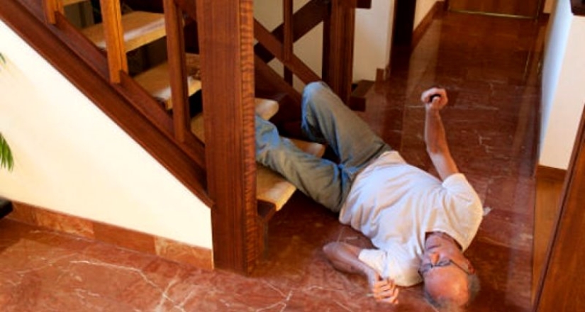 El estadounidense resultó herido debido a las zapatillas de su esposa y la demandó