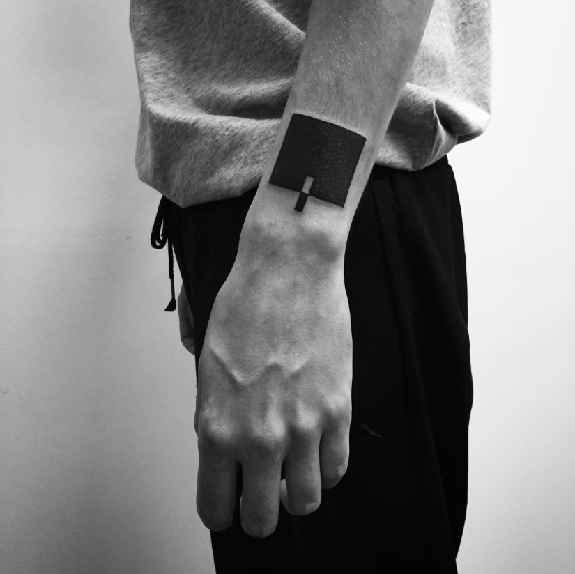 El genio de la simplicidad pura: Tatuaje basado en pinturas de Malevich del maestro de Moscú