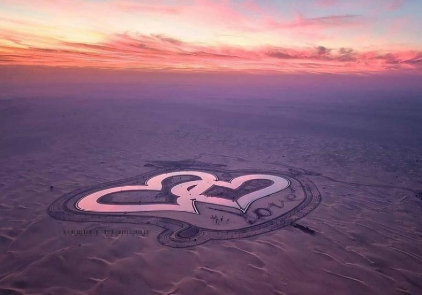 El hombre de marvel en el desierto de Dubai: el Lago de Amor