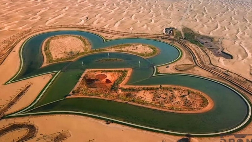 El hombre de marvel en el desierto de Dubai: el Lago de Amor