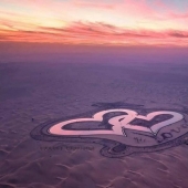 El hombre de marvel en el desierto de Dubai: el Lago de Amor El hombre de marvel en el desierto de Dubai: el Lago de Amor