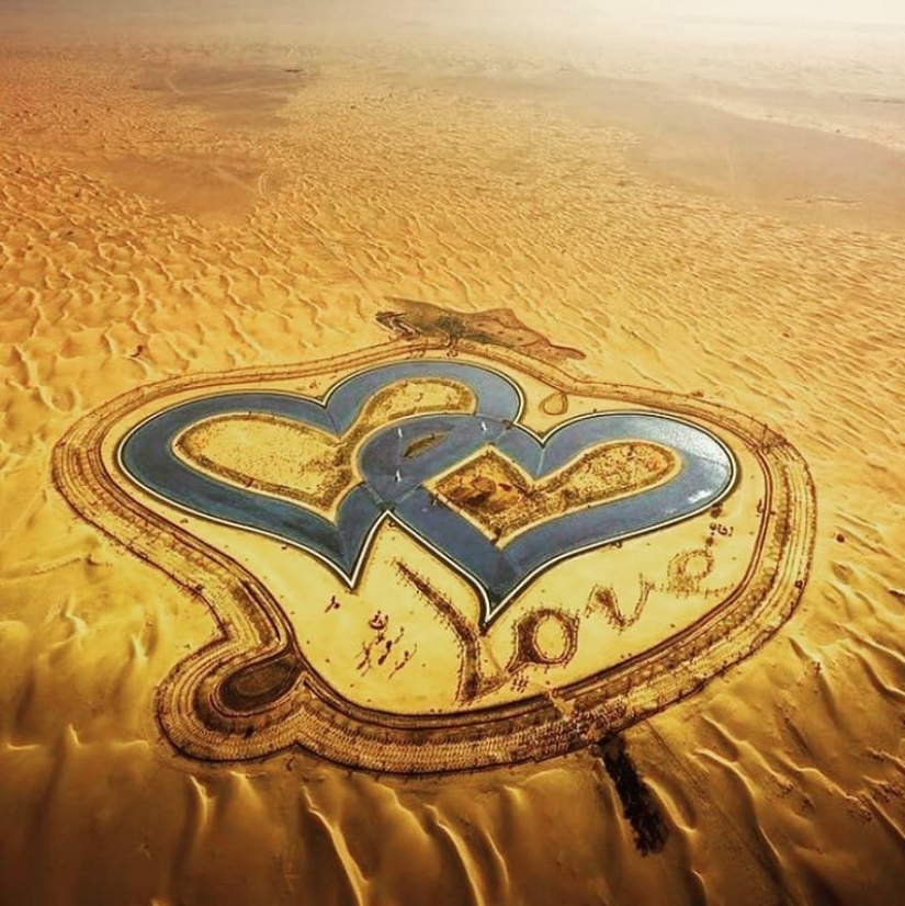 El hombre de marvel en el desierto de Dubai: el Lago de Amor