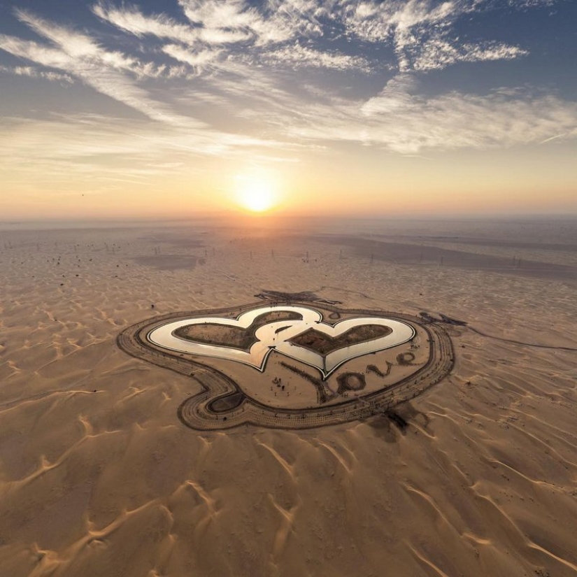 El hombre de marvel en el desierto de Dubai: el Lago de Amor