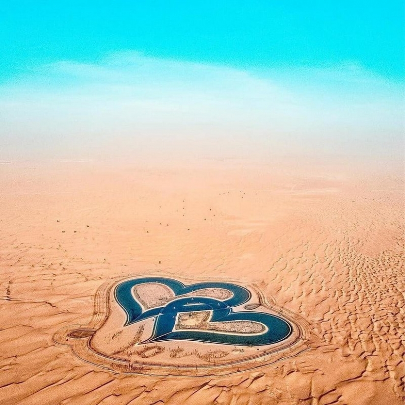 El hombre de marvel en el desierto de Dubai: el Lago de Amor