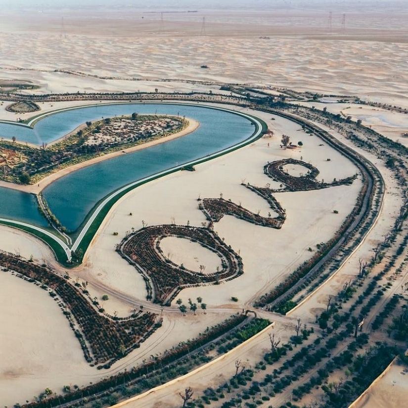 El hombre de marvel en el desierto de Dubai: el Lago de Amor