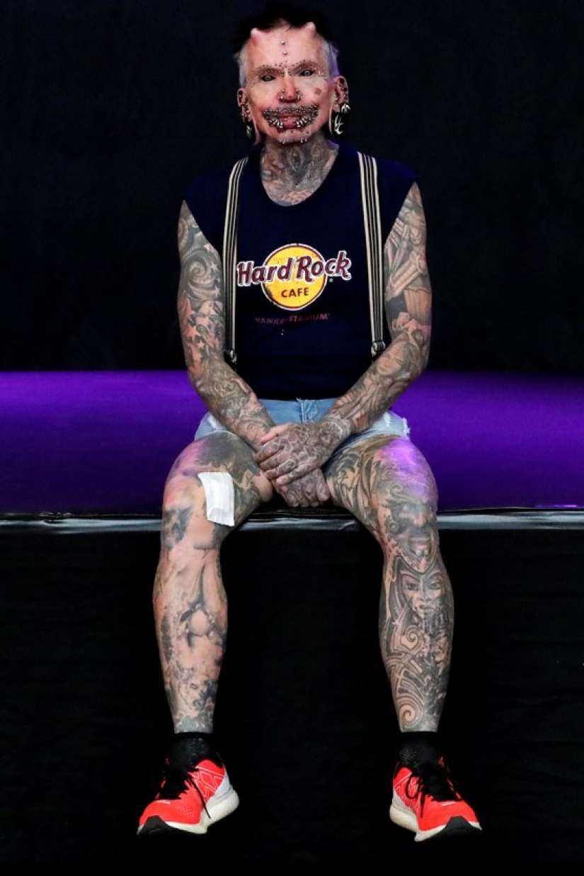 El hombre más perforado del planeta Rolf Buchholz:"Solo en mis genitales hay 278 piezas de hierro" El hombre más perforado del planeta Rolf Buchholz:"Solo en mis genitales hay 278 piezas de hierro"