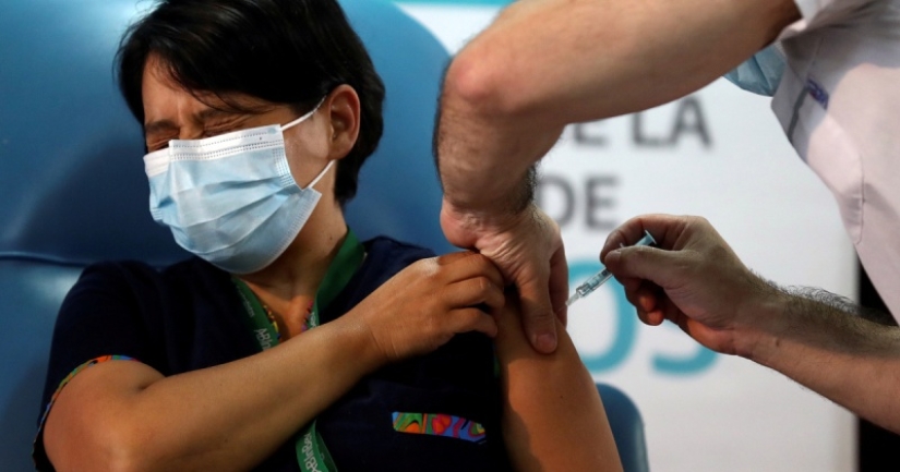 El italiano llegó a la vacunación con una mano de silicona El italiano llegó a la vacunación con una mano de silicona