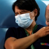 El italiano llegó a la vacunación con una mano de silicona