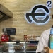 El sabor de la infancia: el café de Oriente medio y sirve bebidas en botellas con pezones El sabor de la infancia: el café de Oriente medio y sirve bebidas en botellas con pezones
