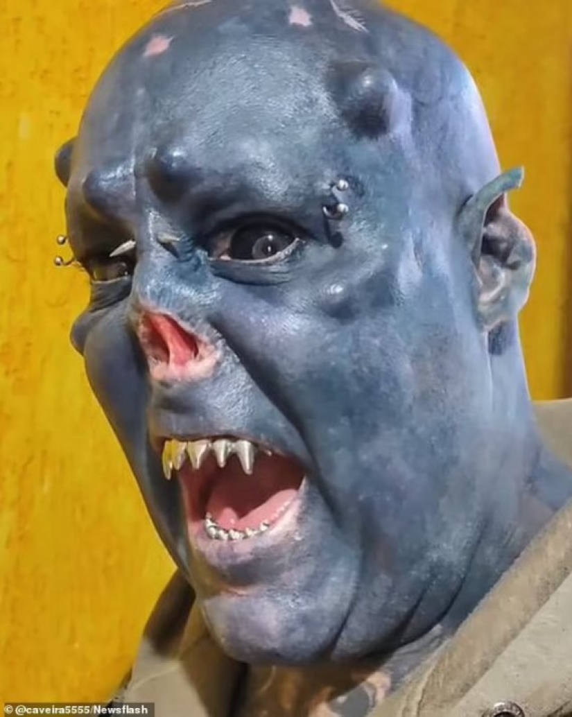 El tatuador brasileño se transforma en orco al quitarse la nariz, mutilarse las orejas y hacerse el tatuaje en azul. El tatuador brasileño se transforma en orco al quitarse la nariz, mutilarse las orejas y hacerse el tatuaje en azul.