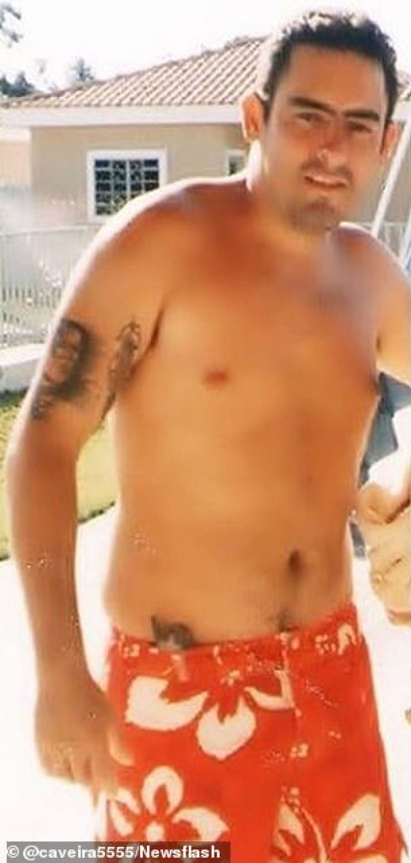 El tatuador brasileño se transforma en orco al quitarse la nariz, mutilarse las orejas y hacerse el tatuaje en azul. El tatuador brasileño se transforma en orco al quitarse la nariz, mutilarse las orejas y hacerse el tatuaje en azul.