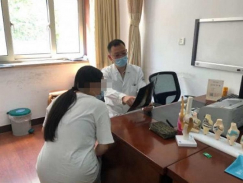 Ella saltó: la madre obligó a su hija a hacer 3000 saltos con una cuerda al día para que ella creciera Ella saltó: la madre obligó a su hija a hacer 3000 saltos con una cuerda al día para que ella creciera