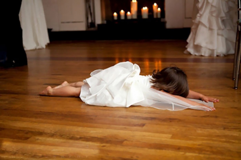 Emociones divertidas de los niños en las bodas.