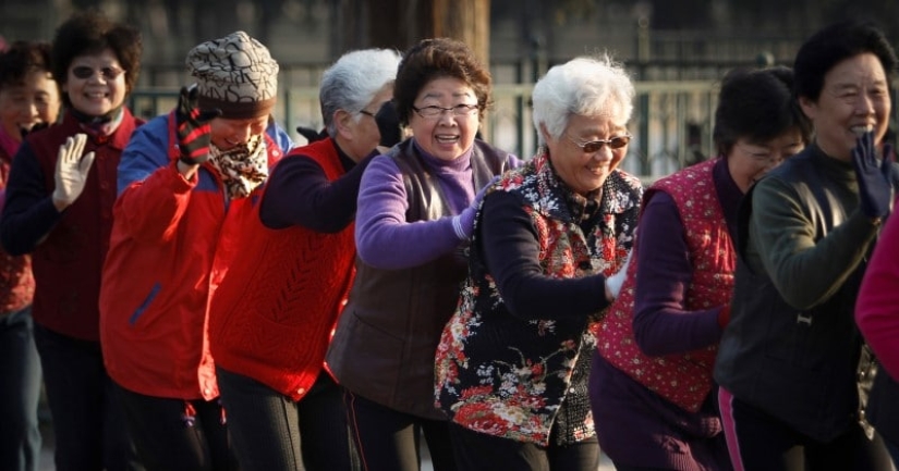 En China, están comprando masivamente controles remotos que ayudan a "apagar" a las abuelas bailarinas