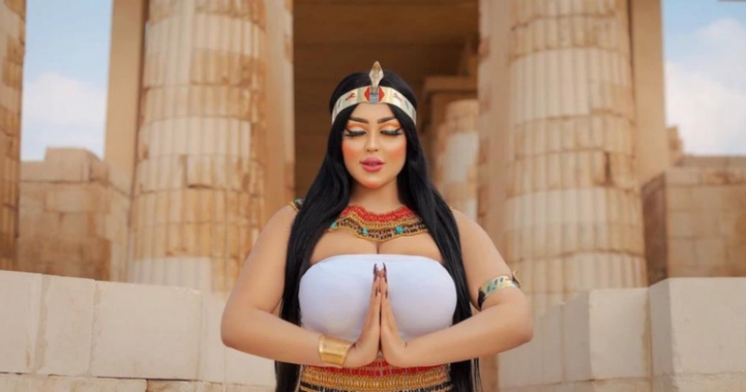 En Egipto, un fotógrafo y una modelo fueron arrestados por disparar abiertamente cerca de las pirámides En Egipto, un fotógrafo y una modelo fueron arrestados por disparar abiertamente cerca de las pirámides