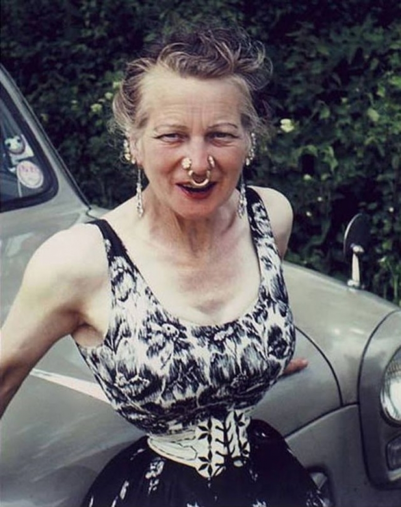 En el nombre del amor: una mujer apretó su cintura a 33 cm por capricho de su marido