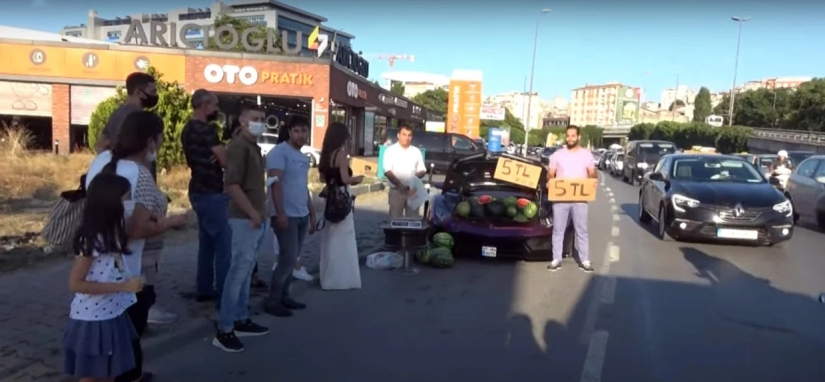 En Estambul, el dueño de un Lamborghini estaba vendiendo sandías del maletero de su superdeportivo En Estambul, el dueño de un Lamborghini estaba vendiendo sandías del maletero de su superdeportivo