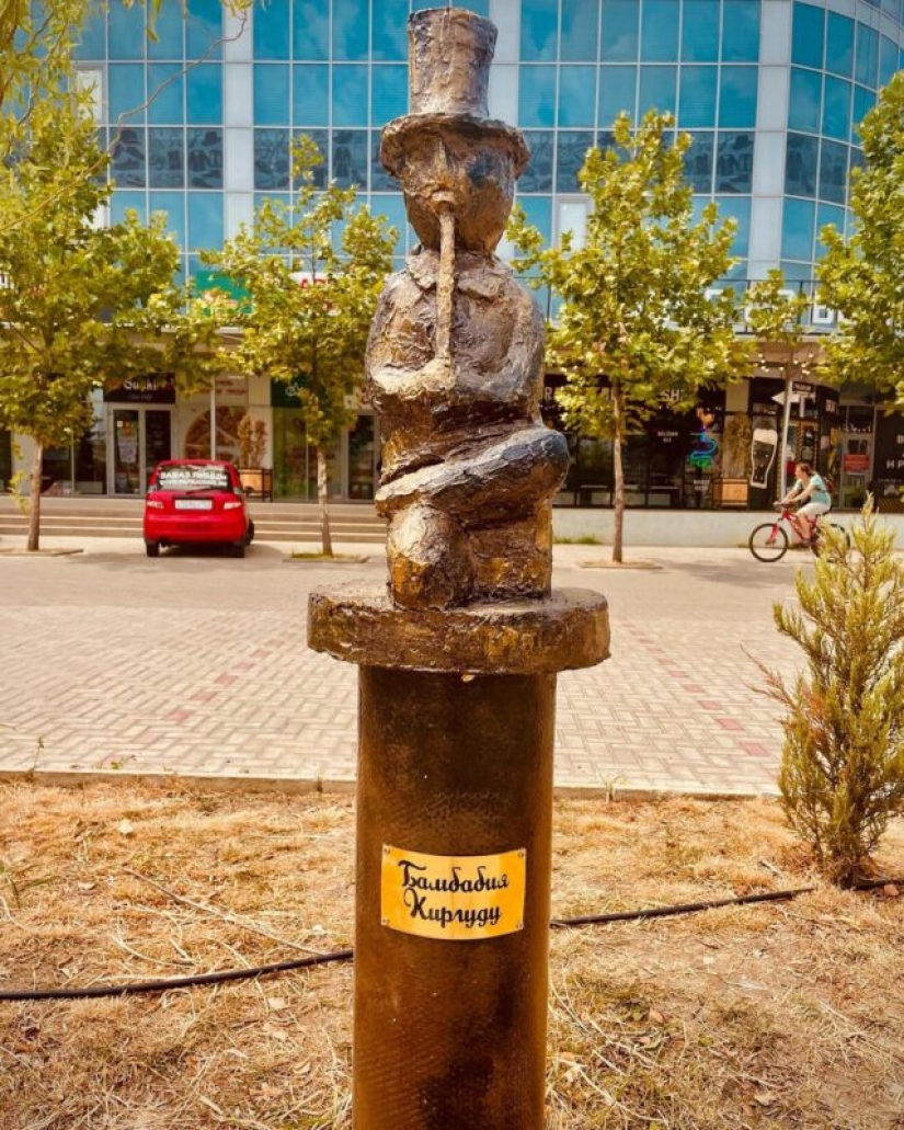 En Krasnodar, uno de los callejones de la ciudad fue capturado por esculturas de palabrotas y unidades fraseológicas