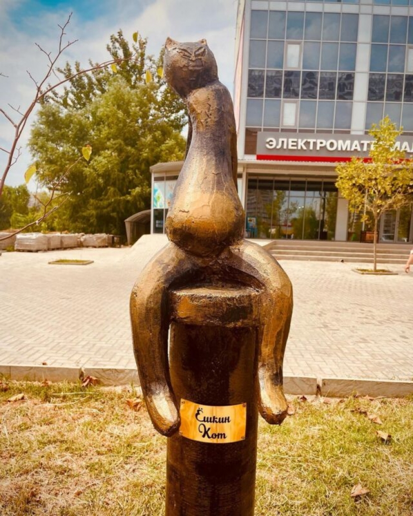 En Krasnodar, uno de los callejones de la ciudad fue capturado por esculturas de palabrotas y unidades fraseológicas