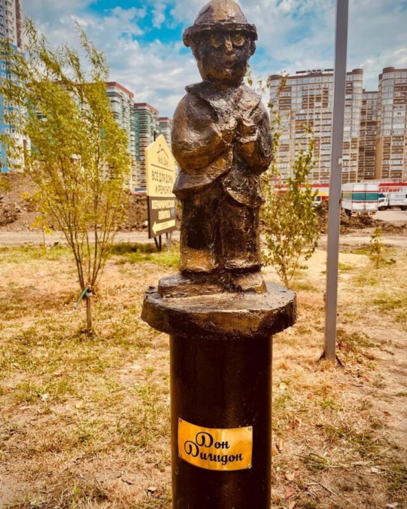 En Krasnodar, uno de los callejones de la ciudad fue capturado por esculturas de palabrotas y unidades fraseológicas