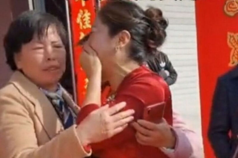 En las bodas en China la madre del novio aprendido en la novia de su hija perdida En las bodas en China la madre del novio aprendido en la novia de su hija perdida