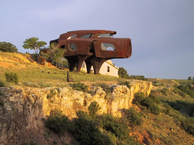 En los EE.UU., una" casa alienígena " hecha de acero, creada por un artista famoso, se puso a la venta