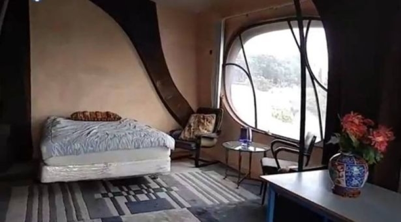 En los EE.UU., una" casa alienígena " hecha de acero, creada por un artista famoso, se puso a la venta