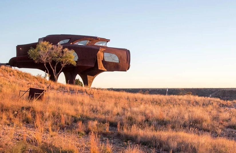 En los EE.UU., una" casa alienígena " hecha de acero, creada por un artista famoso, se puso a la venta