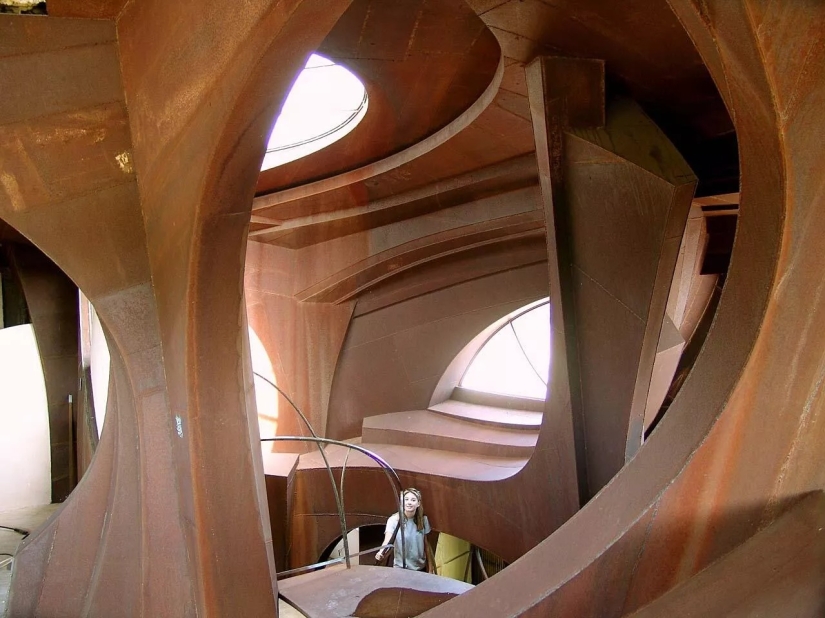 En los EE.UU., una" casa alienígena " hecha de acero, creada por un artista famoso, se puso a la venta
