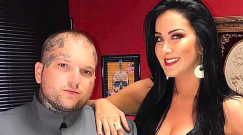 En lugar de cirujanos y cremas: un tatuador brasileño se deshace de las estrías de una manera poco convencional