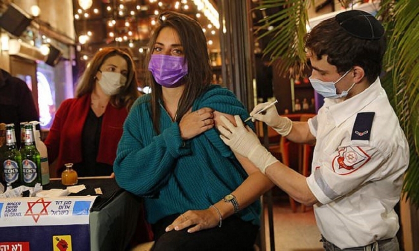 En un bar de la liberación de Israel verter los que están vacunados contra el coronavirus