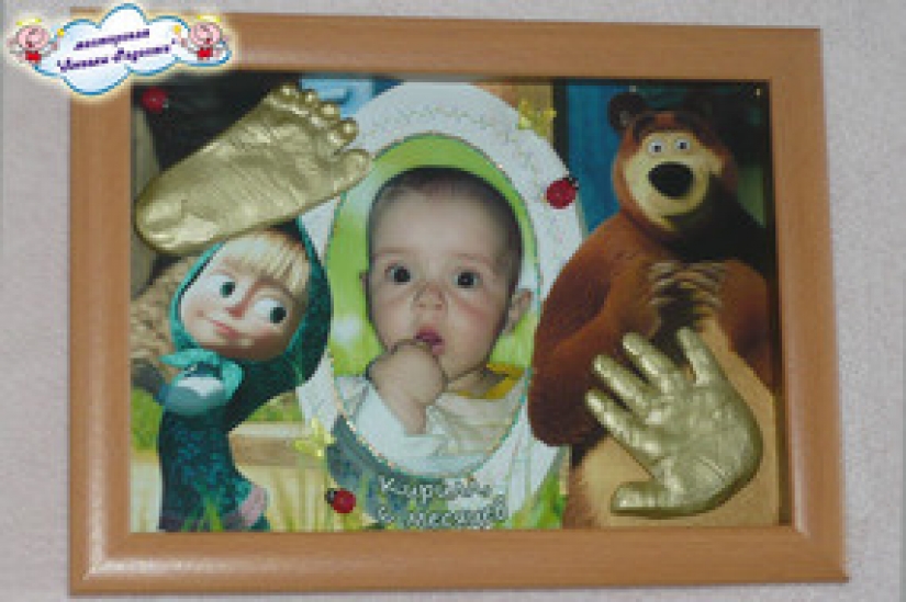 "Enrolle al bebé en un yeso": los padres hacen moldes locos de los brazos, las piernas y el trasero del bebé