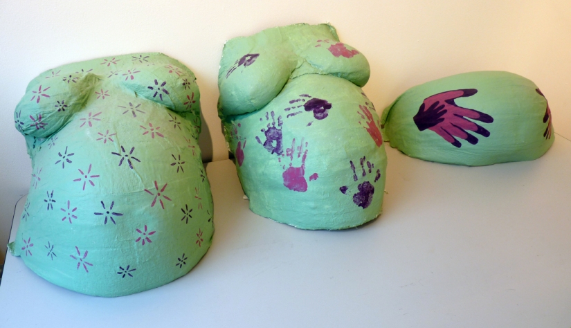 "Enrolle al bebé en un yeso": los padres hacen moldes locos de los brazos, las piernas y el trasero del bebé